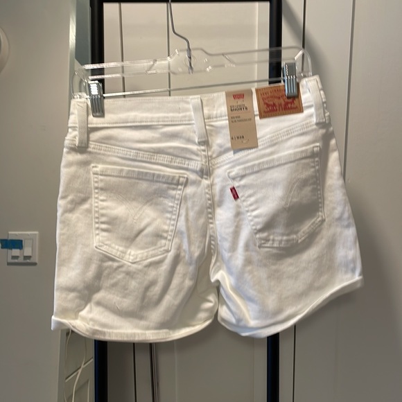 BNWT Levi’s size 28 Mid Length Shorts in White - Picture 2 of 3